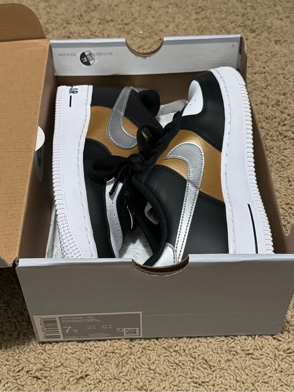 Nike Low-Top Sneakers — Black/White/Gold/Silver